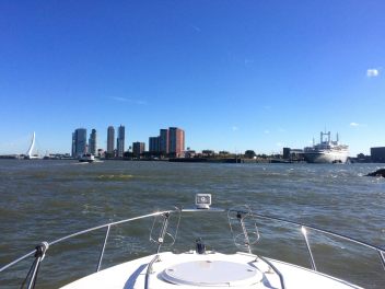 Panoramisch uitzicht in de haven van Rotterdam tijdens het varen door Foto Hamar