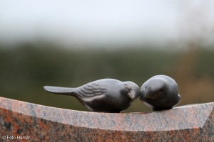 vogels als monument op grafsteen